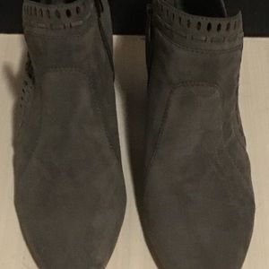 Vince Camuto booties 7.5 Gray suede